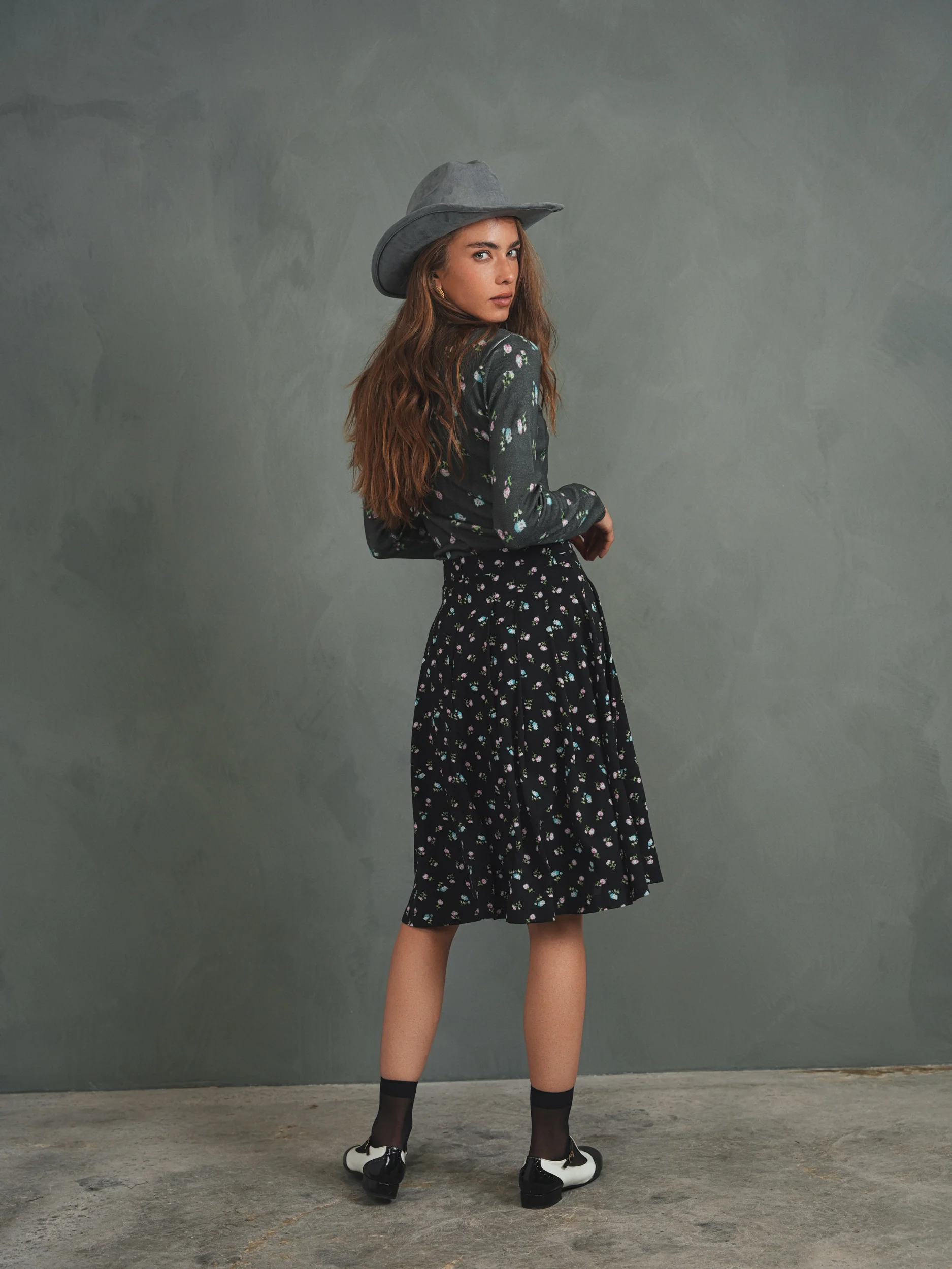 Buttoned Pleated Skirt - Image 3